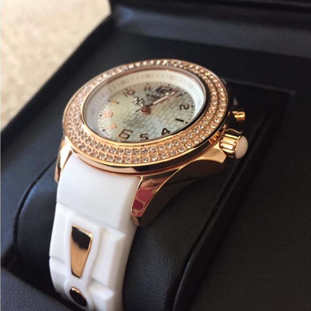 Luxurious White and Gold Women's Watch